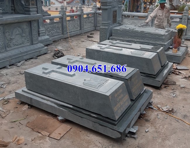 Mẫu mộ công giáo đôi để tro cốt bằng đá xanh rêu đẹp bán tại Sài Gòn