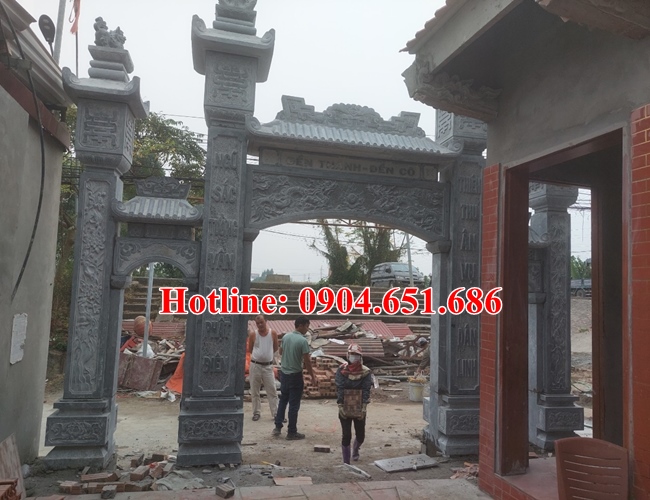 Hình ảnh lắp đặt cổng đền nhìn từ phía trong ngôi đền